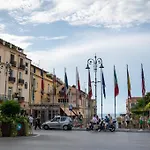 - Posizione Unica Nella Piazza Principale