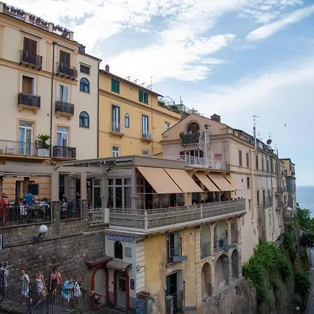 - Posizione Unica Nella Piazza Principale *