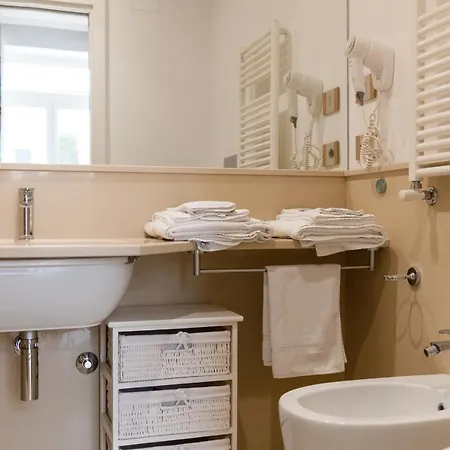 - Posizione Unica Nella Piazza Principale *