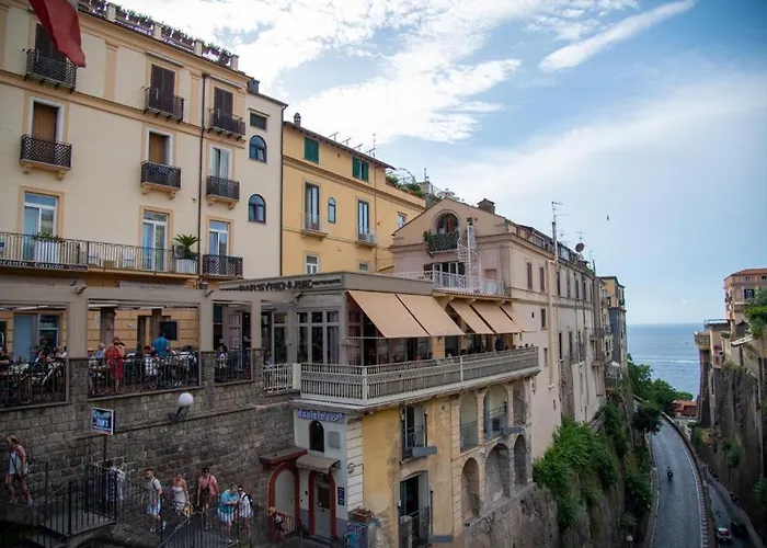 - Posizione Unica Nella Piazza Principale *