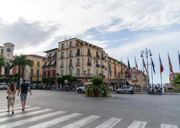 - Posizione Unica Nella Piazza Principale * Сорренто