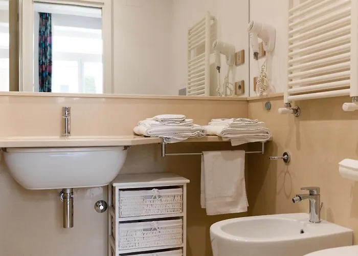 - Posizione Unica Nella Piazza Principale *